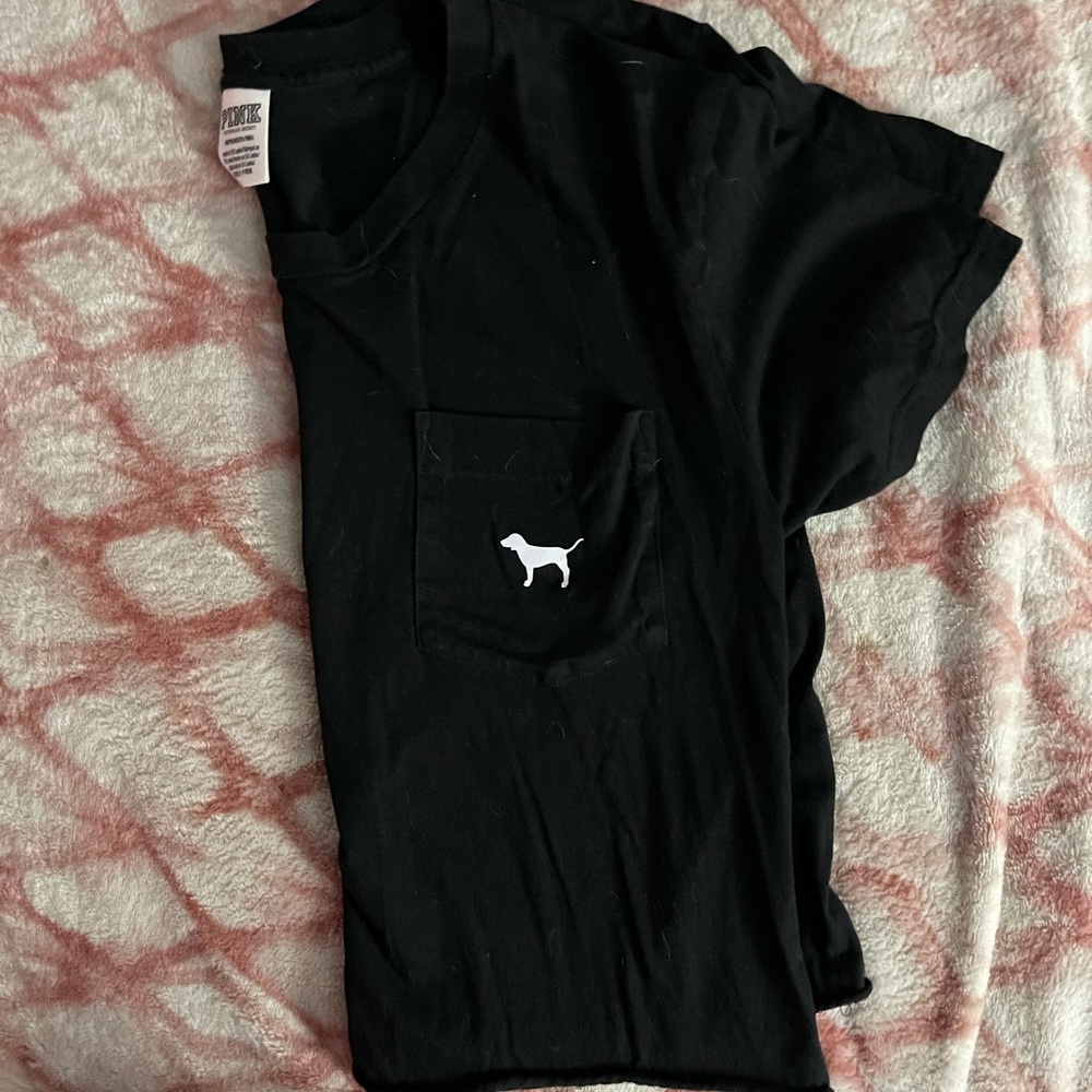 black cropped PINK shirt
